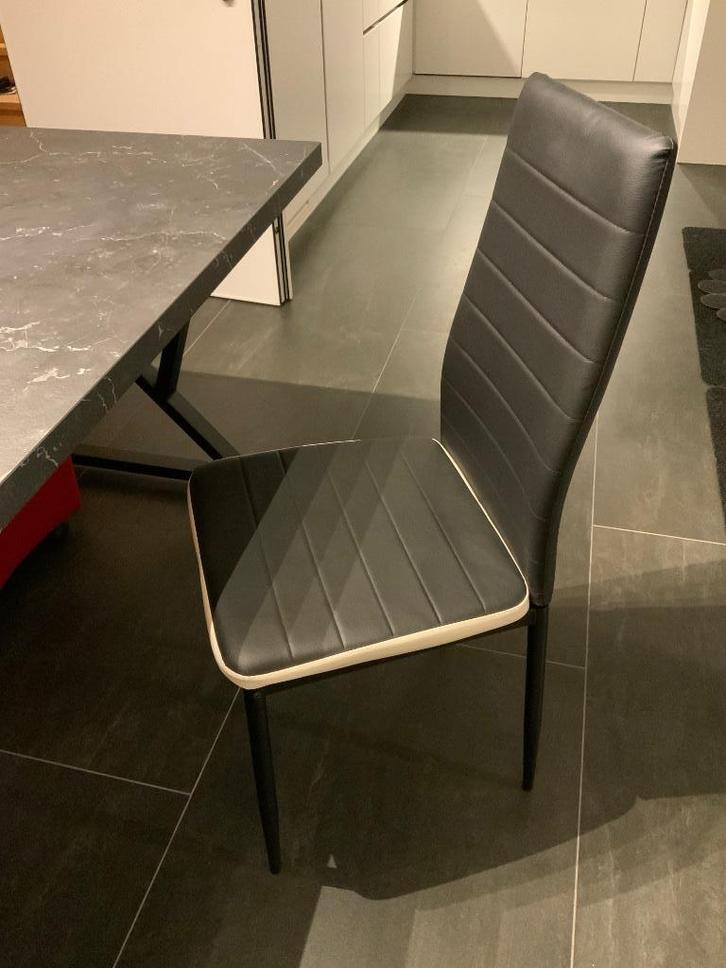 Zeer mooie moderne zwart wit stoelen nieuw !!!, Huis en Inrichting, Stoelen, Nieuw, Vijf, Zes of meer stoelen, Kunststof, Metaal