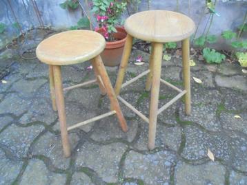 2 houten krukken om op te frissen beschikbaar voor biedingen