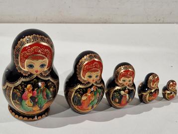 Matroesjka pop ,  Russische nestpop , gesigneerd door kunst beschikbaar voor biedingen