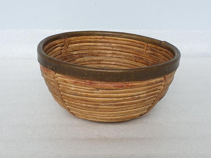 Vintage rotan schaal met koperen rand diameter ca. 26,5 cm, Huis en Inrichting, Woonaccessoires | Schalen en Manden, Gebruikt