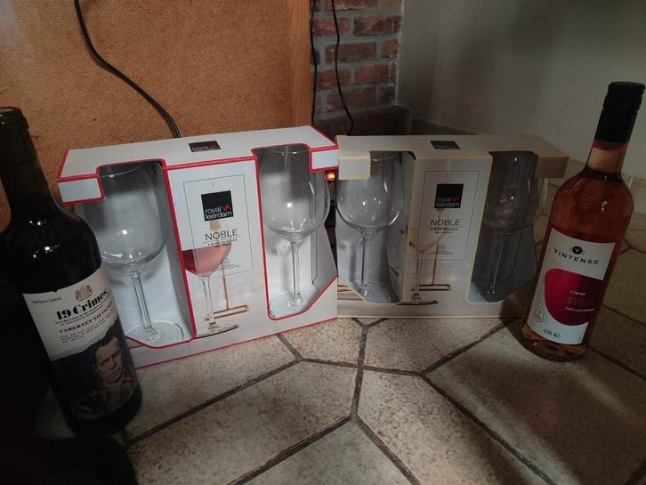 Wijnglazen 3 rode 3 witte + 2 flessen wijn (1 alcoholvrij), Diversen, Levensmiddelen, Ophalen