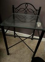 2 dezelfde Ijzeren nachtkastjes met glazen blad, Huis en Inrichting, Ophalen, Zo goed als nieuw