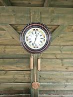 Antieke hangklok met koperen gewichten, Ophalen