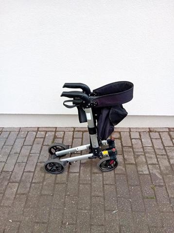 Volledig opvouwbare rollator met 4 wielen. het is opvouwbaar beschikbaar voor biedingen