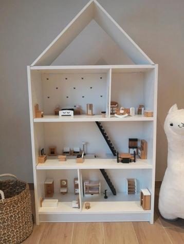 Poppenhuis  beschikbaar voor biedingen