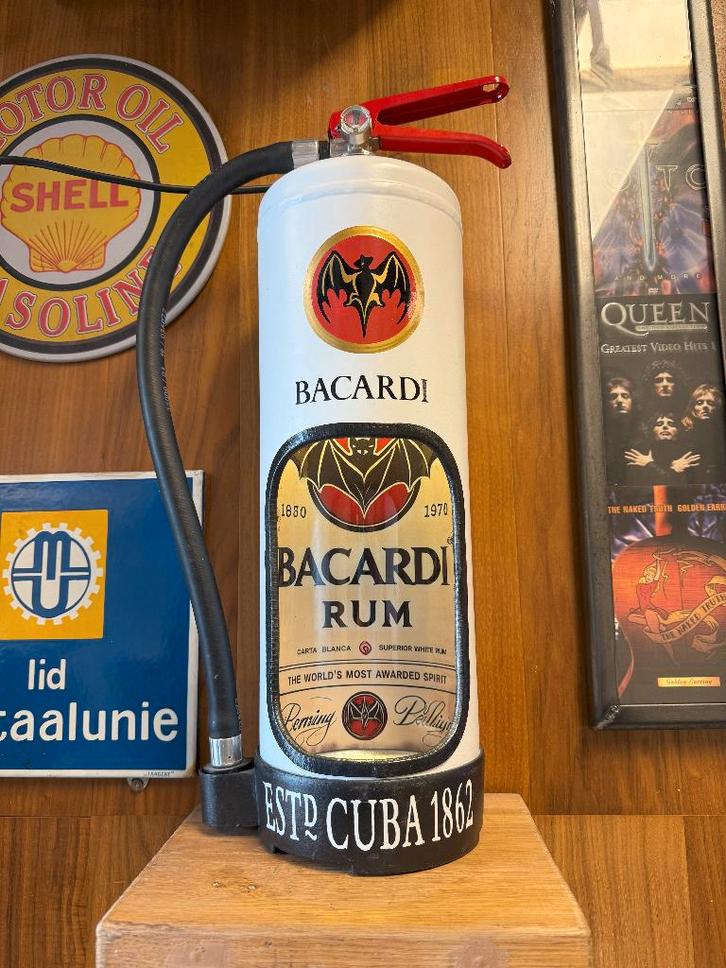 Bacardi brandblusser lamp, decoratie mancave, Maison & Meubles, Lampes | Lampes en vrac, Neuf, Ampoule LED, Enlèvement ou Envoi