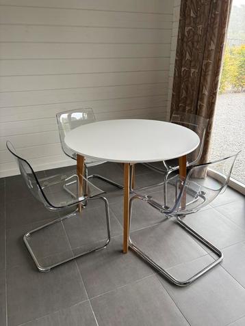 Tafel en stoelen te koop beschikbaar voor biedingen