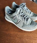 Nike satijn en leder schoen.  M 38.5, Verzenden