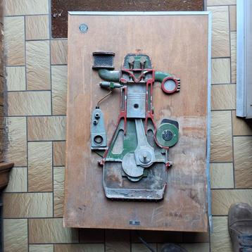 Didactisch bord van oldtimers moteur  beschikbaar voor biedingen