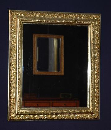 Spiegel met gouden frame beschikbaar voor biedingen
