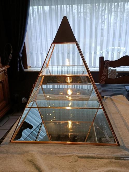 Piramide in glas met verlichting, Huis en Inrichting, Kasten | Vitrinekasten, Gebruikt, Minder dan 100 cm, Minder dan 50 cm, 25 tot 50 cm