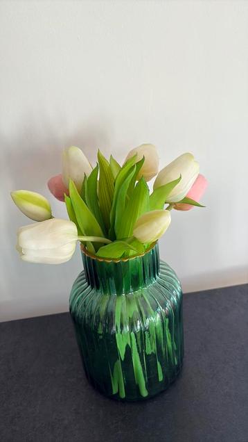 Vaas met kunsttulpen beschikbaar voor biedingen