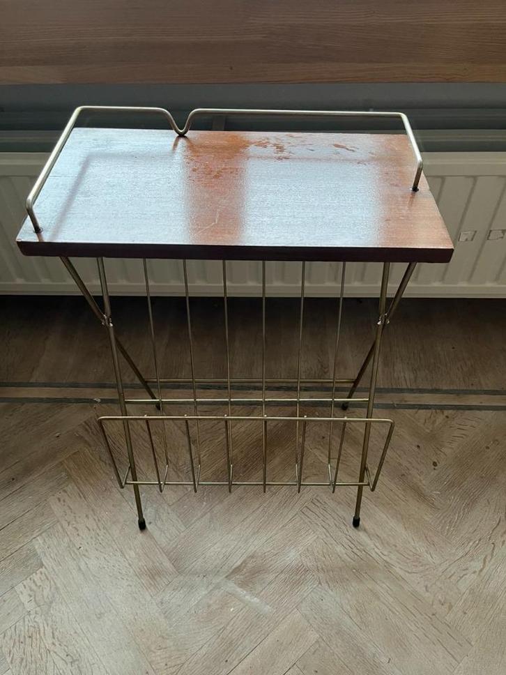 Vintage bijzettafeltje met tijdschriftenrek, Huis en Inrichting, Tafels | Bijzettafels, Gebruikt, Rechthoekig, 45 tot 60 cm, Minder dan 55 cm