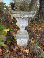 2 tuinvazen op sokkel, Enlèvement