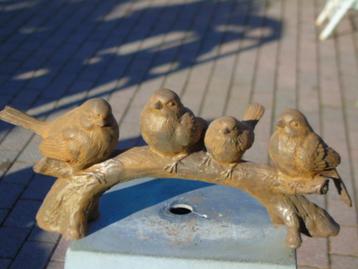 vogel op een tak (4) in roestig gietijzer. beschikbaar voor biedingen