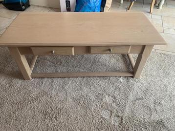 Rechthoekige, volhouten salontafel in lichtkleurig hout beschikbaar voor biedingen