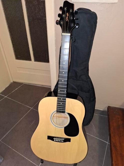 Stagg akoestische gitaar met nieuwe snaren €200, Muziek en Instrumenten, Snaarinstrumenten | Gitaren | Akoestisch, Zo goed als nieuw