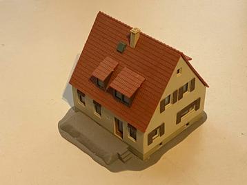 Huisje - Vintage HO Building - Kibri V450 House (rood dak), Autres marques, Enlèvement ou Envoi, Comme neuf, Pont, Tunnel ou Bâtiment
