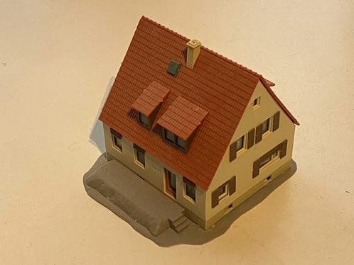 Huisje - Vintage HO Building - Kibri V450 House (rood dak), Hobby en Vrije tijd, Modeltreinen | H0, Zo goed als nieuw, Brug, Tunnel of Gebouw