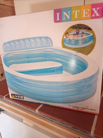 Kinderzwembadje met bankje. beschikbaar voor biedingen