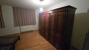 Te koop — Grote massief houten kledingkast beschikbaar voor biedingen