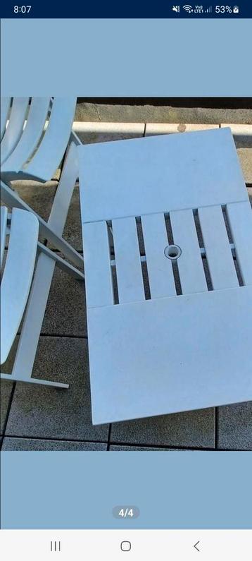 Table de jardin avec 2 chaises 