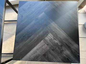 2 kleine zwarte bijzettafels beschikbaar voor biedingen