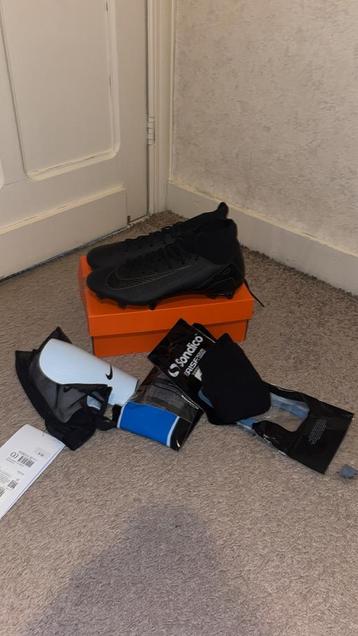 Voetbal schoenen, scheenbeschermers en voetbalsokken beschikbaar voor biedingen