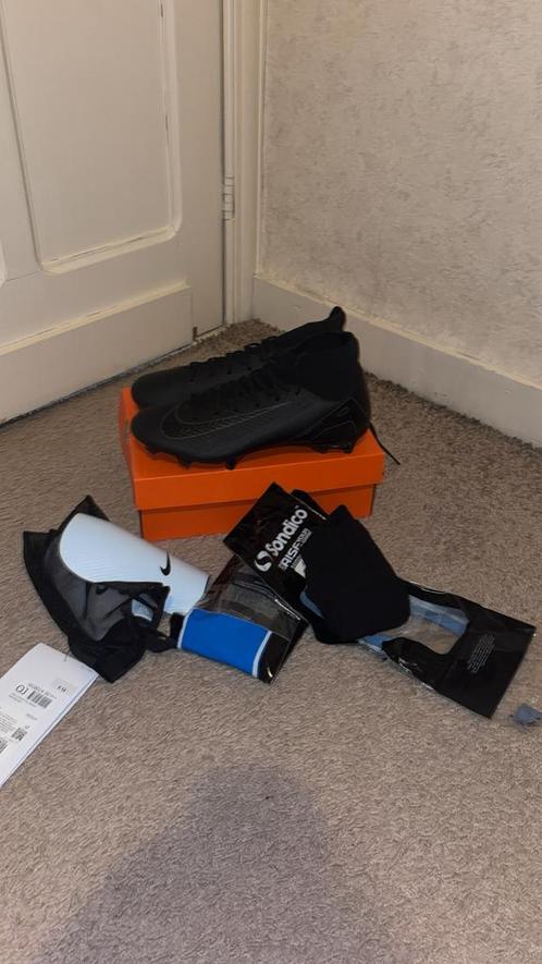 Voetbal schoenen, scheenbeschermers en voetbalsokken, Sport en Fitness, Voetbal, Zo goed als nieuw, Schoenen, Ophalen of Verzenden