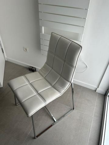 6 witte stoelen  beschikbaar voor biedingen