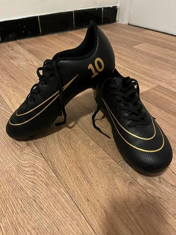 Voetbalschoenen nummer 10  beschikbaar voor biedingen