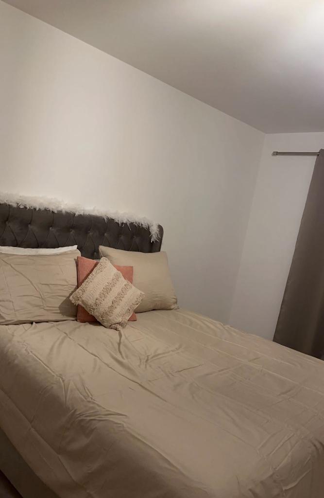 Boxspring 160cm + kast, Huis en Inrichting, Slaapkamer | Boxsprings, Zo goed als nieuw, 160 cm, 200 cm, Tweepersoons, Grijs, Ophalen