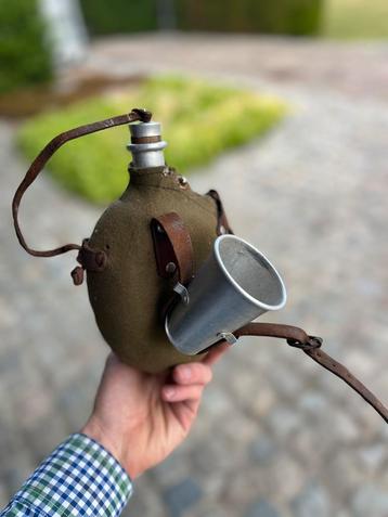 Oude drinkfles Belgische leger beschikbaar voor biedingen