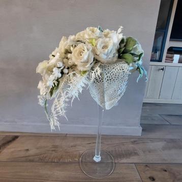 Kerststuk op glazen stolp met kunstbloemen beschikbaar voor biedingen