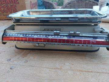 Vintage oude keukenweegschaal voor verzamelaars beschikbaar voor biedingen