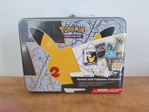 Celebrations Collector Chest, Hobby en Vrije tijd, Verzamelkaartspellen | Pokémon, Nieuw, Ophalen of Verzenden