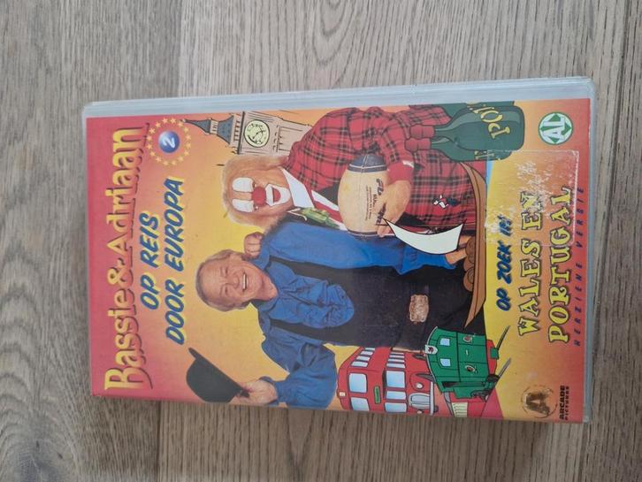 Bassie & Adriaan Op Reis Door Europa VHS, Cd's en Dvd's, VHS | Kinderen en Jeugd, Zo goed als nieuw, Kinderprogramma's en -films