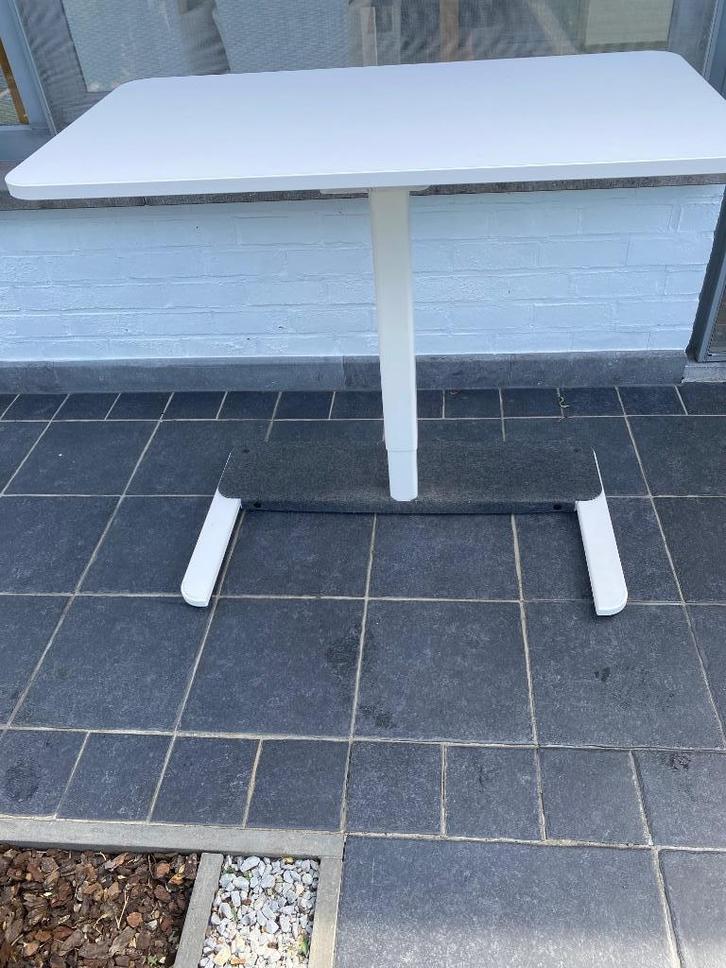 verstelbaar bureau, Huis en Inrichting, Bureaus, Zo goed als nieuw, Bureau, Elektrisch, In hoogte verstelbaar, Ophalen