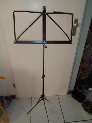 2 Opvouwbare muziek standaards voor partituren of boeken beschikbaar voor biedingen