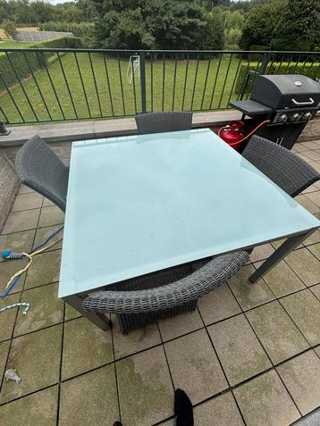 Tuintafel met 4 stoelen beschikbaar voor biedingen