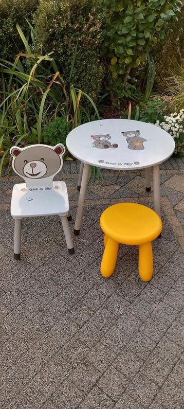 Speeltafel met stoel in hout Ted & Lily en Ikea geel krukje  beschikbaar voor biedingen