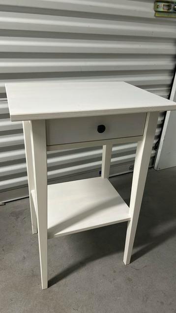 Nachtkastje Hemnes beschikbaar voor biedingen