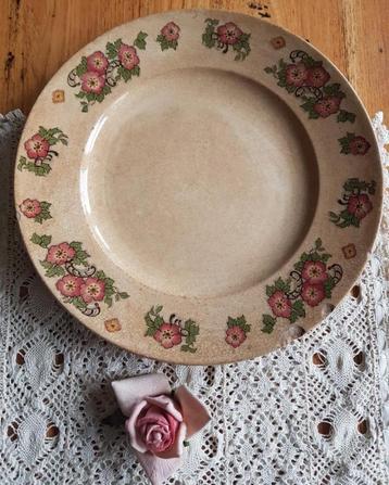Antiek zwaar beboterd bord met roze bloemen, Villeroy & Boch, Enlèvement ou Envoi