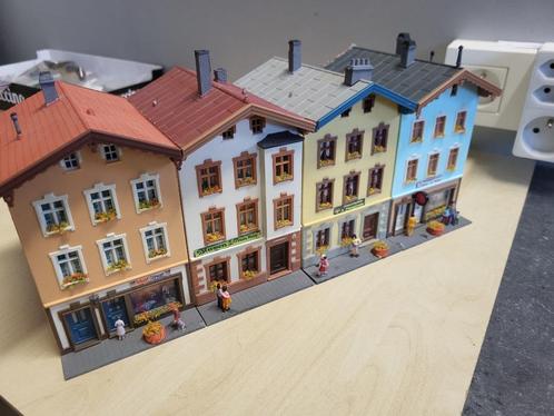 kibri H0 set met 4x mooie huizen met figuren, Hobby en Vrije tijd, Modeltreinen | H0, Zo goed als nieuw, Brug, Tunnel of Gebouw