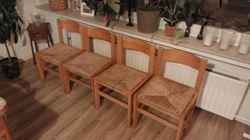 4 chaises en bois (43cm d'assise) beschikbaar voor biedingen