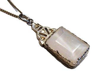 Antieke zilveren ketting met zilveren hanger met natuursteen beschikbaar voor biedingen