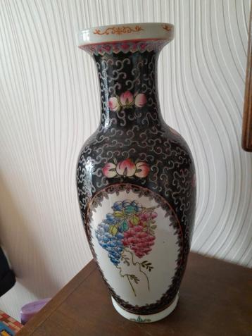 Chinese vaas beschikbaar voor biedingen
