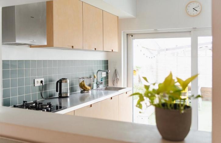 Klok Umbra in berken multiplex, Huis en Inrichting, Woonaccessoires | Klokken, Nieuw, Wandklok, Analoog, Ophalen of Verzenden