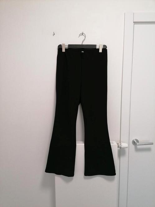 Zwarte flared broek van H&M, Mt Large, Kleding | Dames, Broeken en Pantalons, Zo goed als nieuw, Zwart, Lang, Ophalen of Verzenden