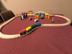 Houten treinbaan - 21 delig + accessoires, Enfants & Bébés, Jouets | Jouets en bois, Enlèvement ou Envoi, Comme neuf